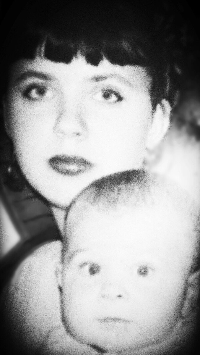 Я и мой старший сынок. Простите за качество. Фотография старая и любительская, переснятая на камеру телефона.