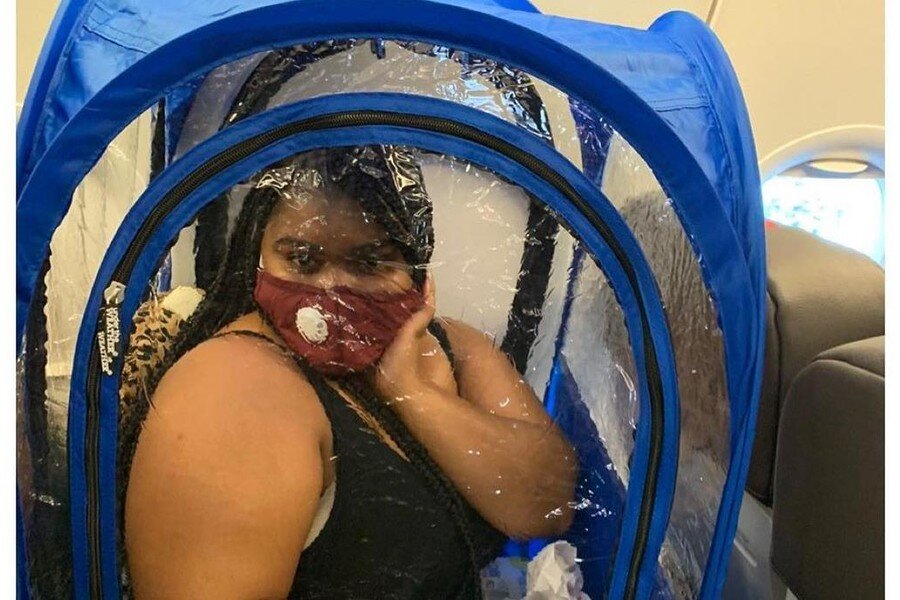 Девушка так просидела весь полет 