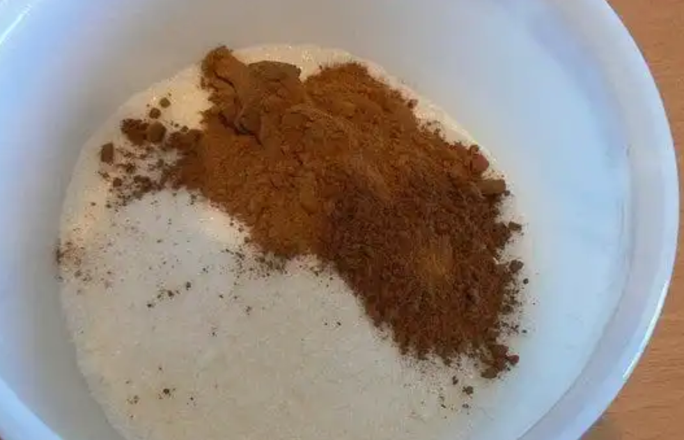 Смешать муку, сахар и какао