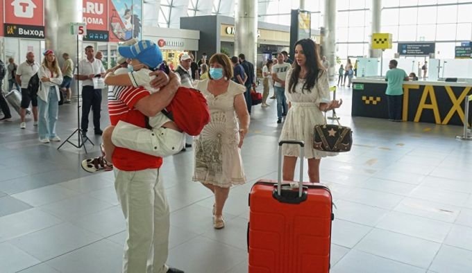 Гости Крыма в аэропорту "Иван Айвазовский". Фото: Фото: travelcrimea.com