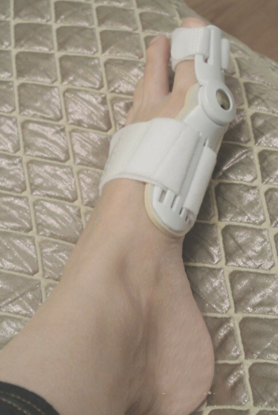 Вот так вот он выглядит на ноге. Сидит хорошо, дискомфорта нет. 