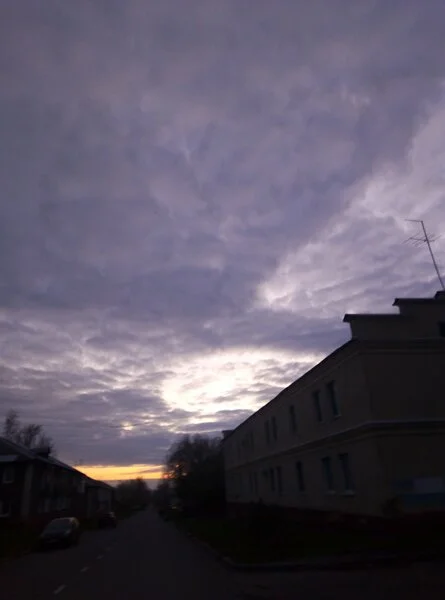 Хоть бы закат красивый был, как здесь. Но нет.