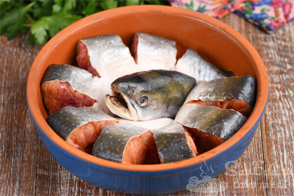 Рыба, запечённая в сметанном соусе в духовке: простой рецепт - Лайфхакер