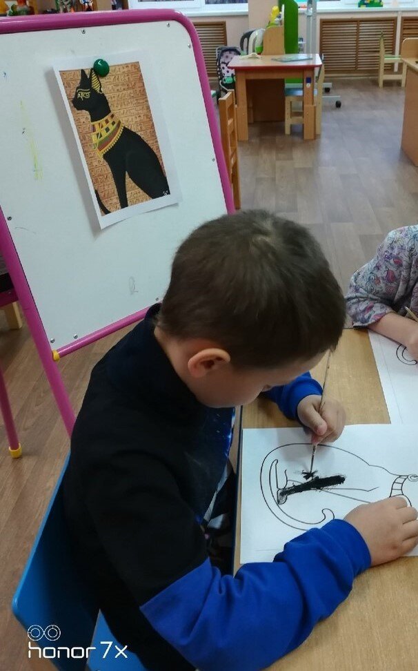 На удивление довольно прямо сидит - обычно спина либо вкось, либо колесом, постоянно поправляю