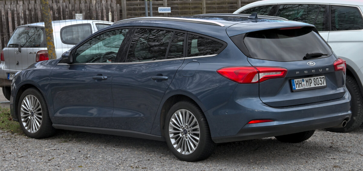 Автомобиль Ford Focus (темно-синий) - один из лучших семейных авто