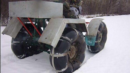 Выбираюсь из глубокого снега на вездеходе