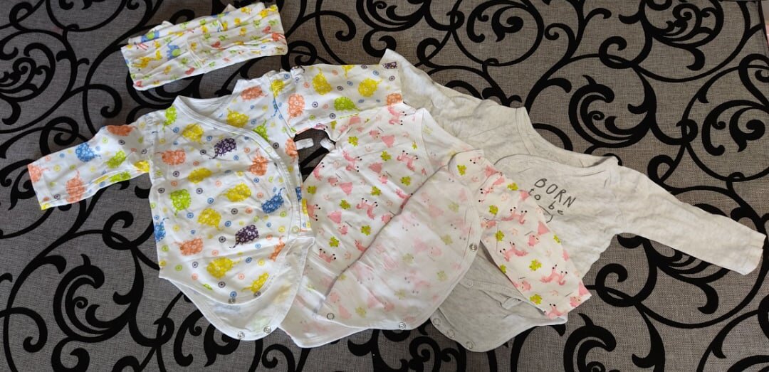 Боди с запахом. Очень удобно надевать маленьким, так как не надо через голову, и детям постарше, так как немного кнопочек