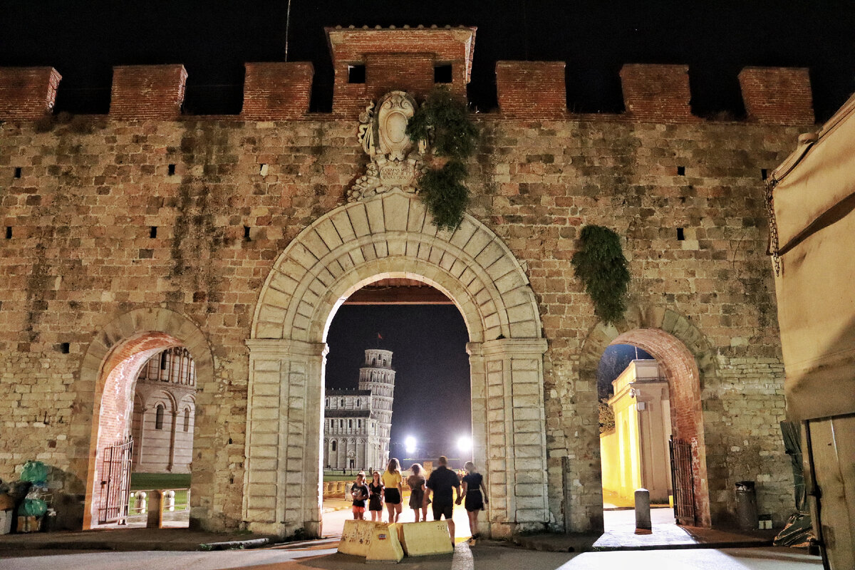 Морские городские ворота и вид на пизанскую падающую башню