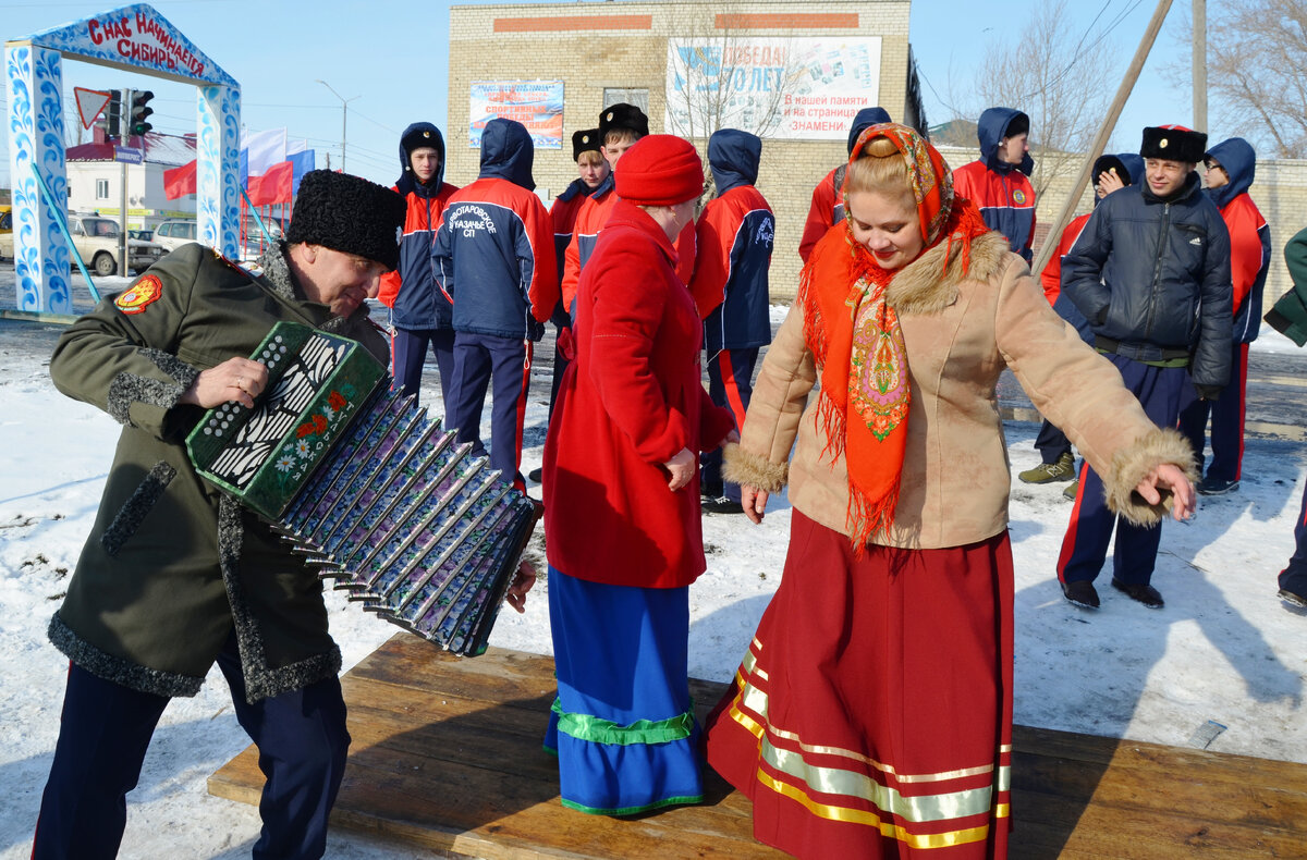 Гостей встречали песнями и танцами.