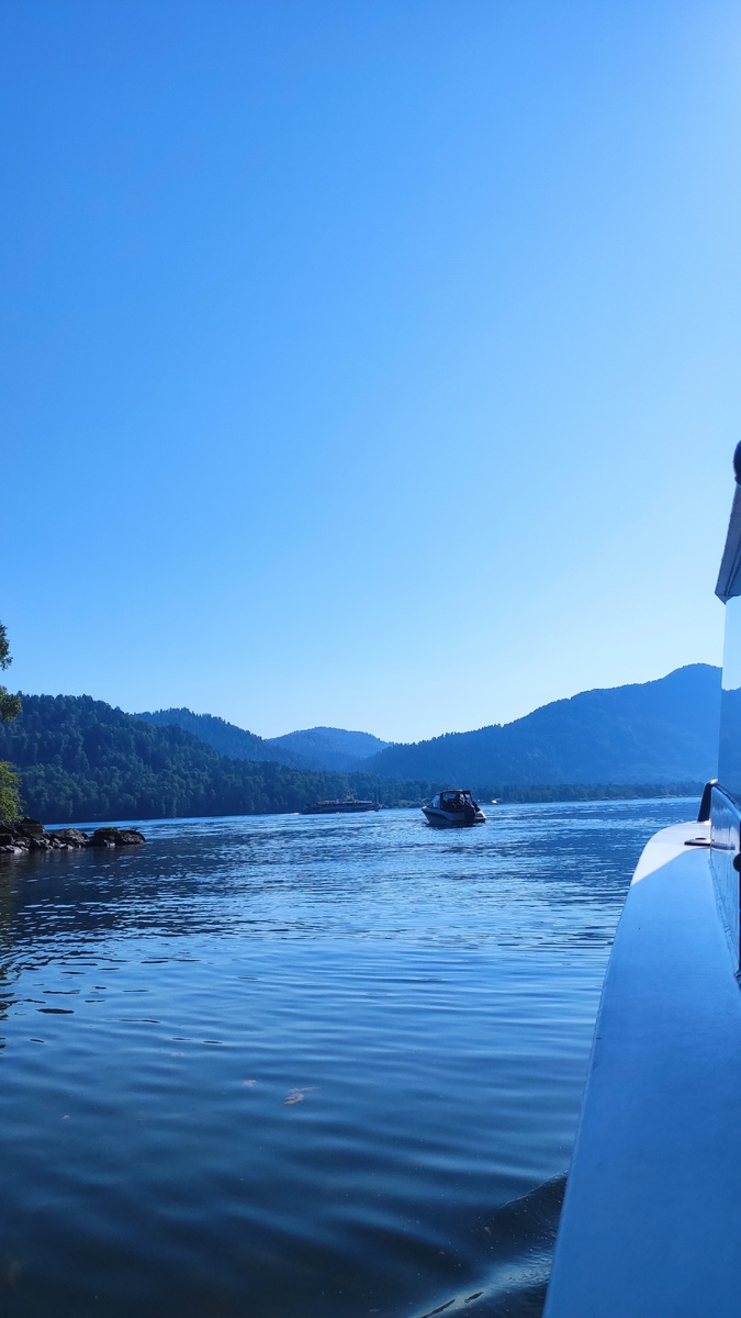 На любом из двух берегов, есть возможность заказать экскурсию 