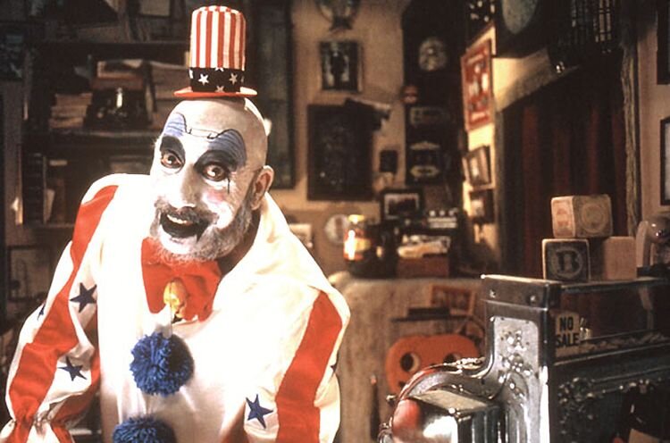 Капитан Сполдинг в образе клоуна