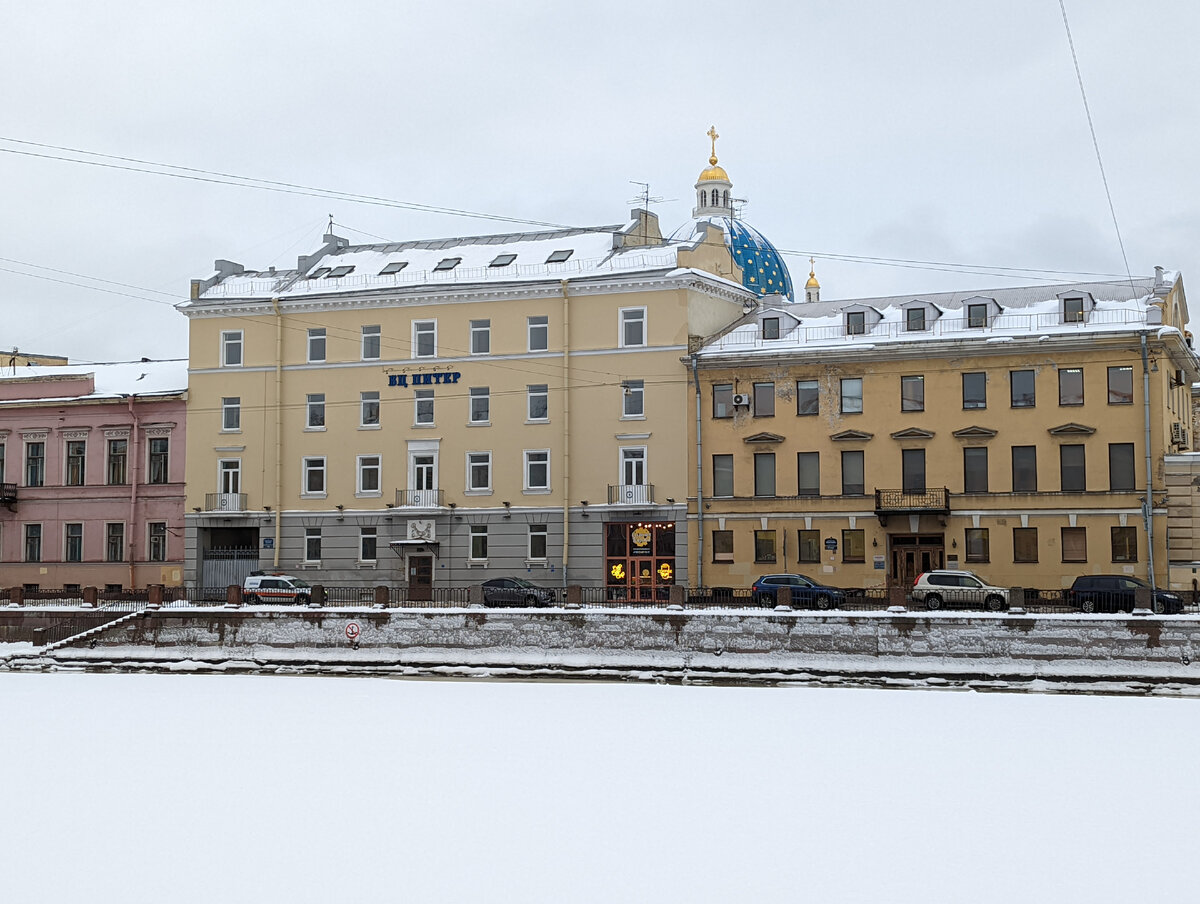 На первый взгляд - современный дом, специально построенный в какие-нибудь нулевые годы 21 века, но я ошибался! 