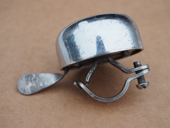 Велосипедный звонок, штатно устанавливавшийся на первую послевоенную модель Харьковского Велозавода - В-14 в 1946-47 годах. Из коллекции Веломузея Андрея Мятиева.