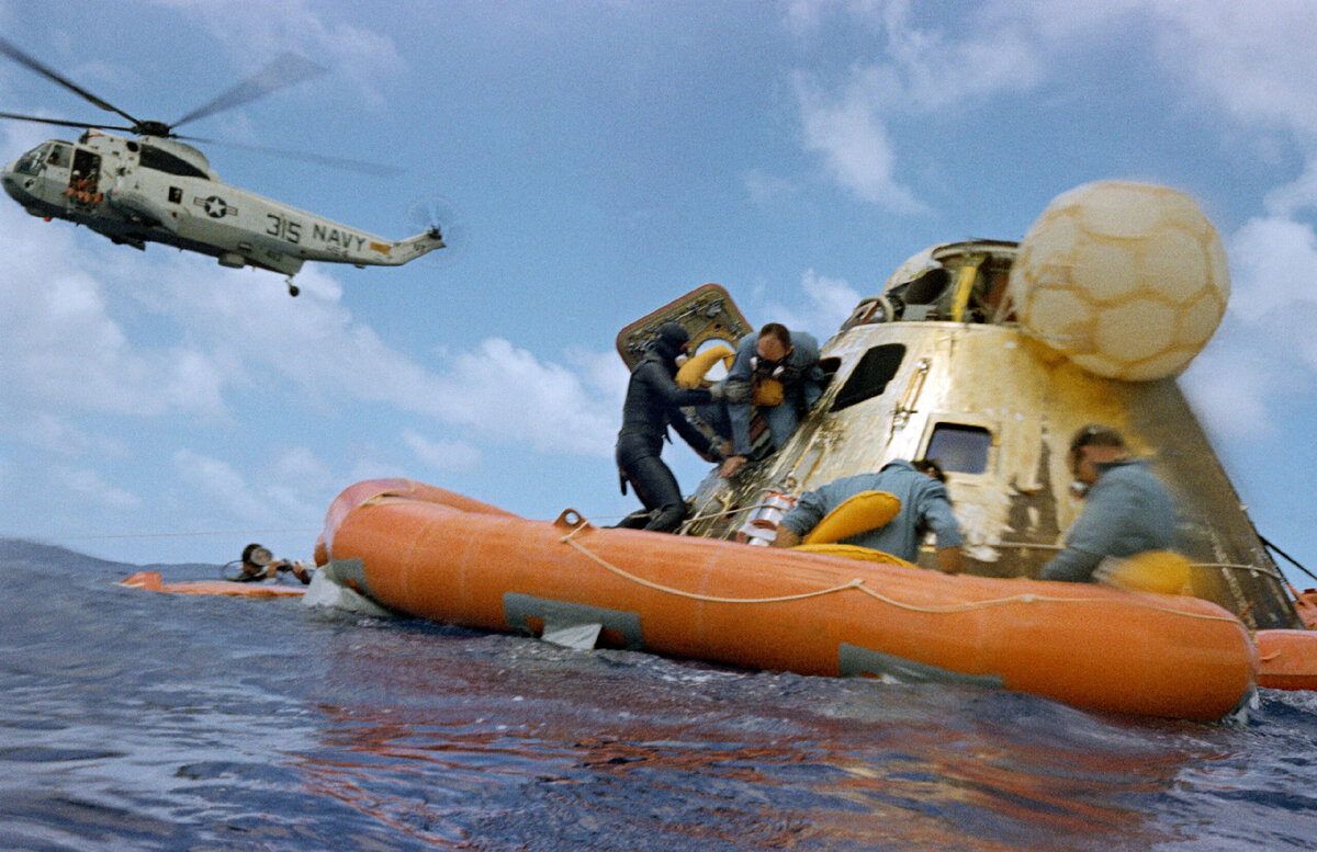 Фото: NASA / Астронавт Алан Бин покидает командный модуль Аполлона-12 после приводнения, 1969 год