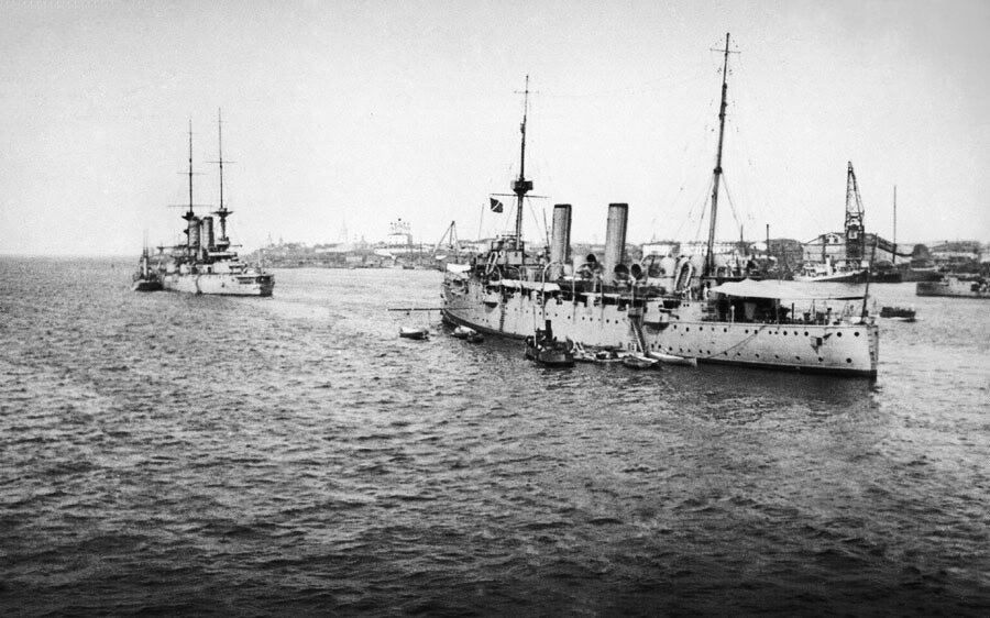 Во время I Мировой войны английские военные корабли часто заходили в Архангельск и стояли на городском рейде, как это сделал, скажем, крейсер Teseus (ближний справа)