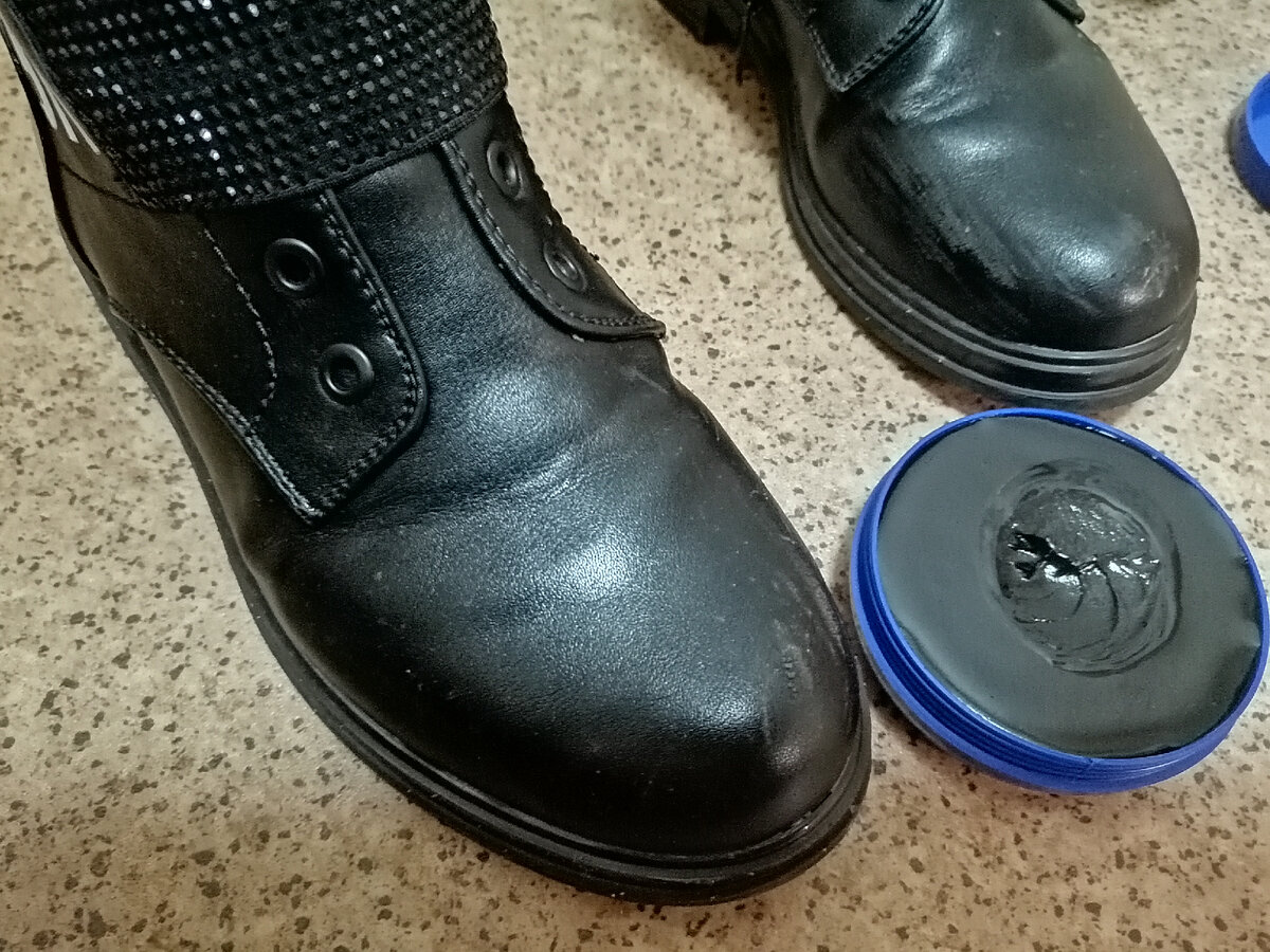 Тертые ботинки. Чем отполировать обувь после воска. Почему новые кожаные ботинки натирают. Как натереть сапоги воском.