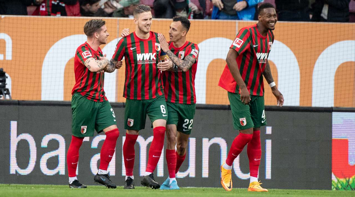 Штрафной удар - 1:0 - 11'Gouweleeuw J.(Пенальти), Аугсбург Jeffrey Gouweleeuw (Аугсбург) подходит к штрафной и оставляет вратаря беспомощным, нанося удар низом в левую стойку.