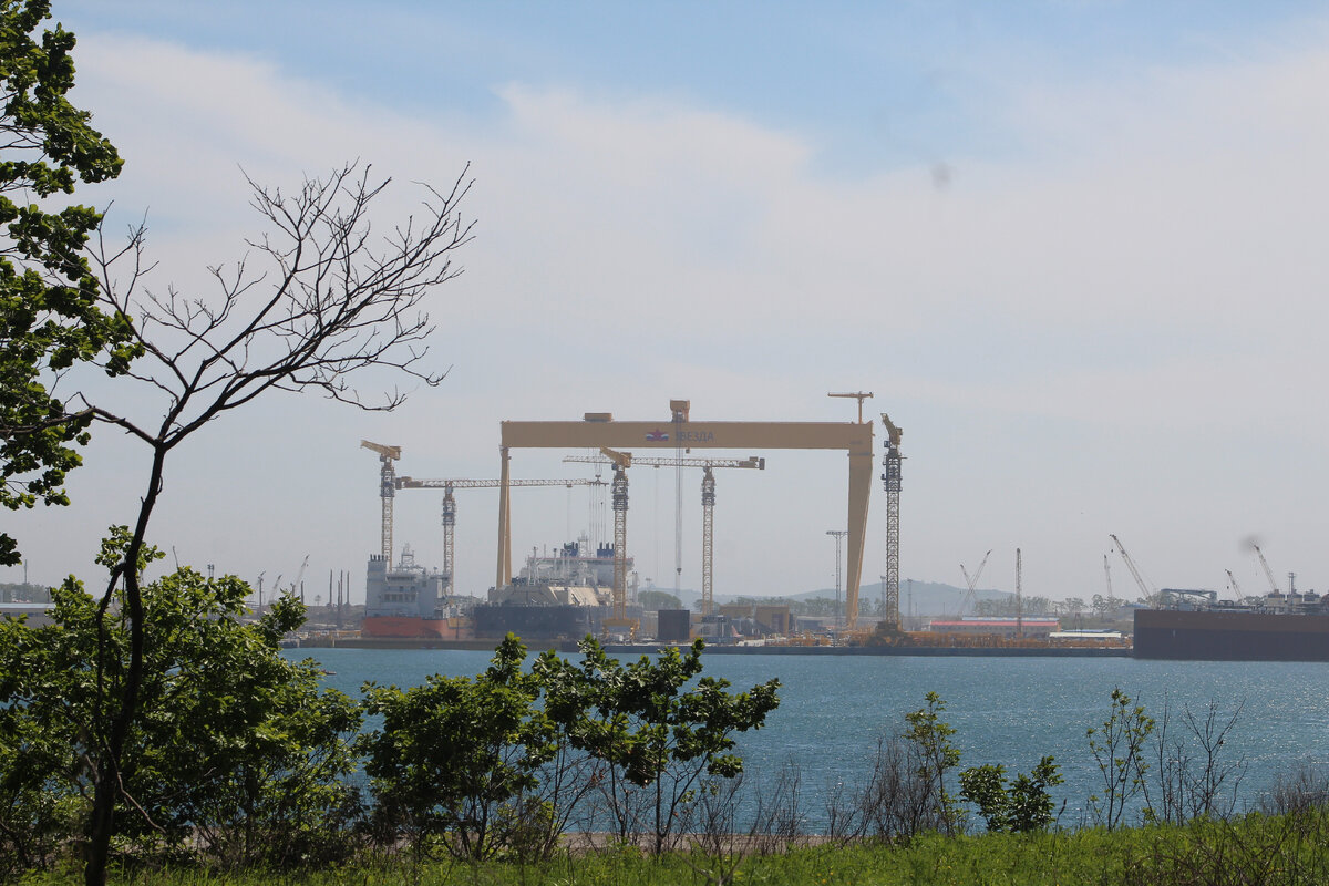 Завод у моря