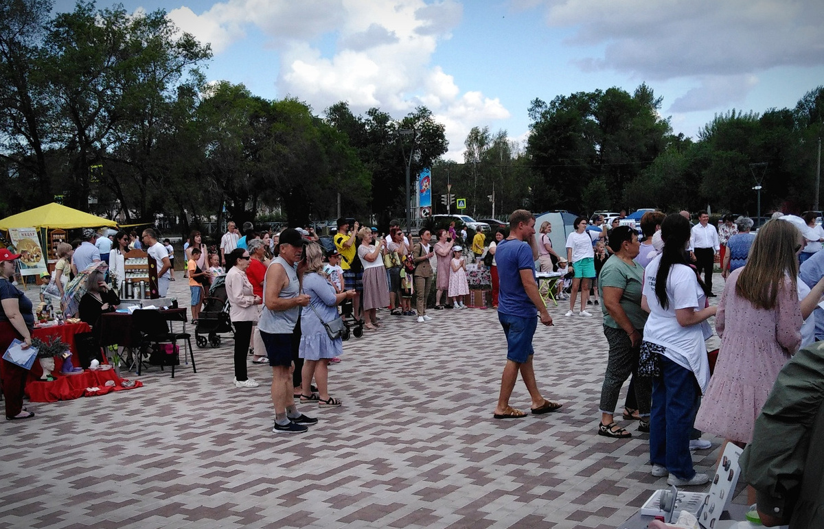 Гуляния на ярмарке "Дружный бизнес Хакасии" в Саяногорске