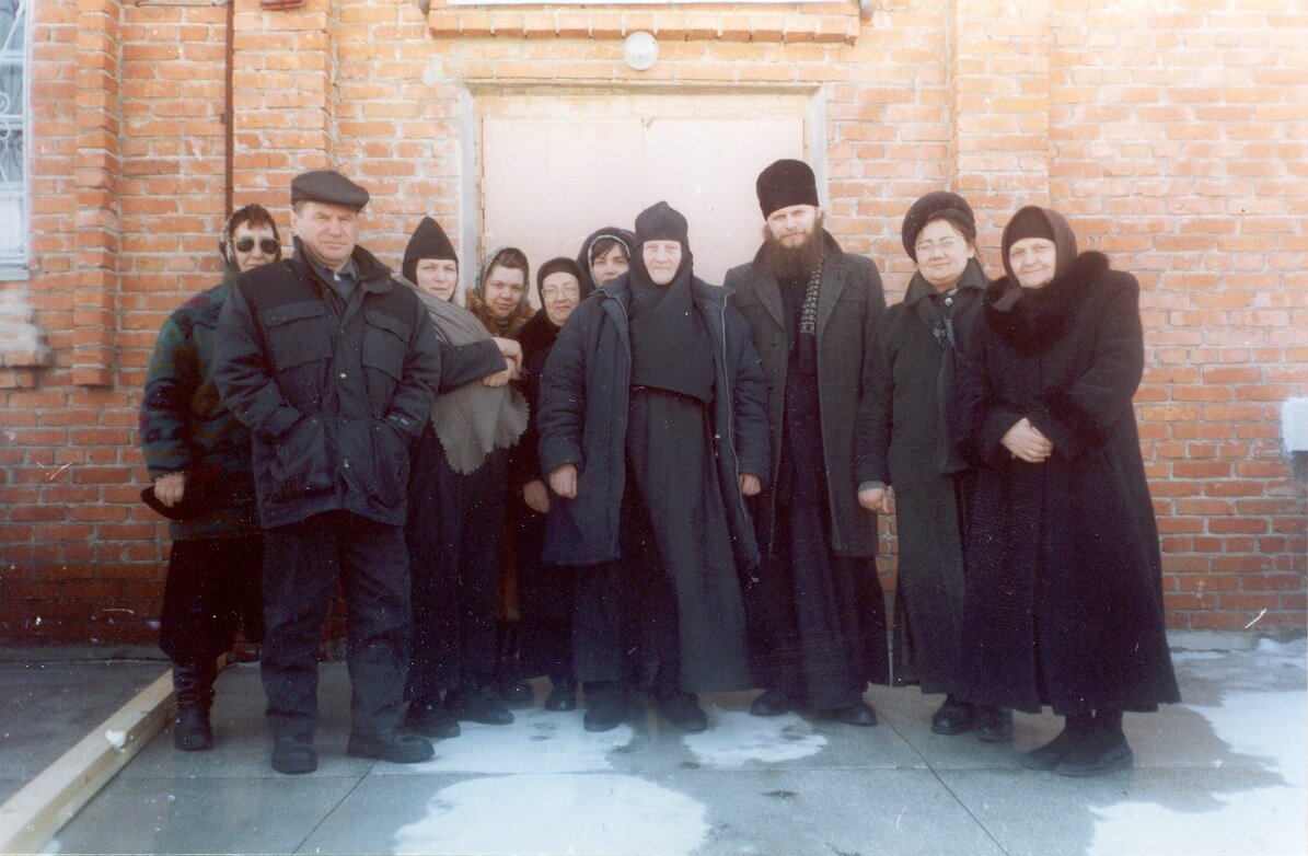 Настоятельница, насельницы, работники и клирик Кизильского монастыря. В центре - инокиня София. Весна 2005 г.