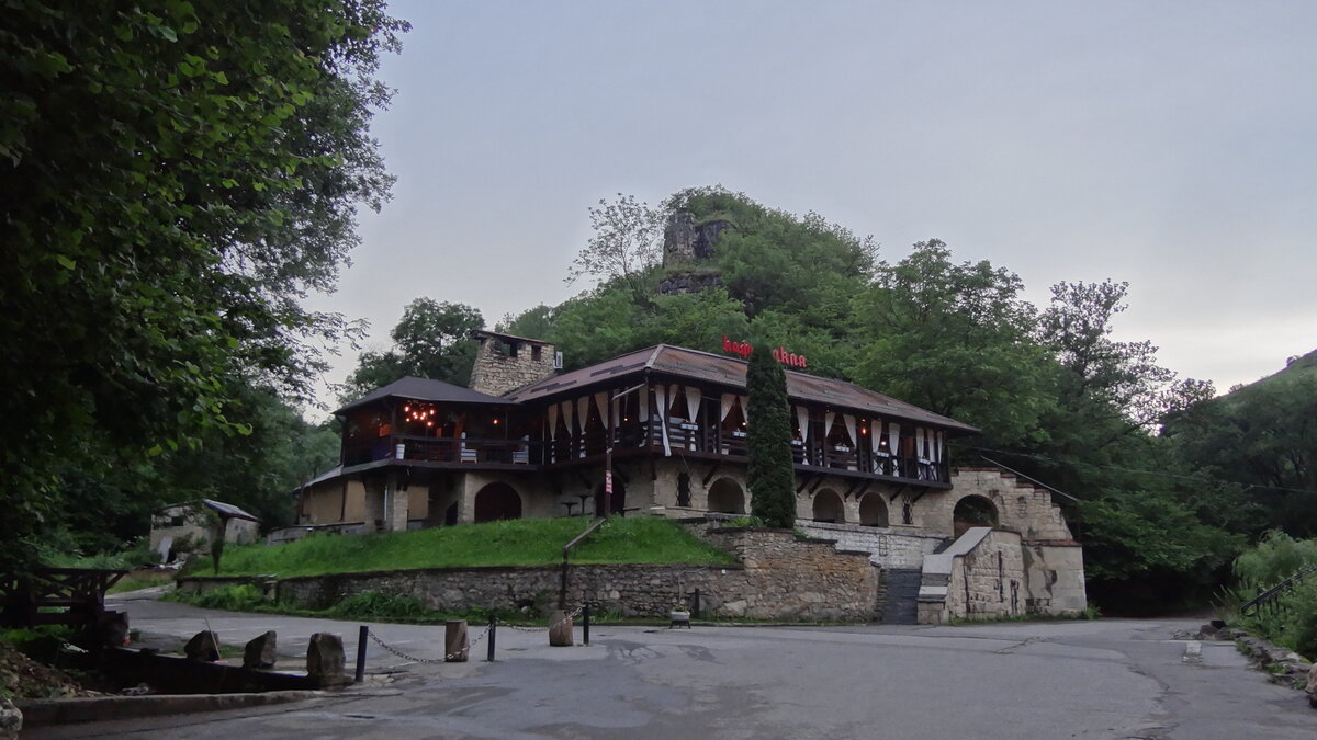 Скала Замок коварства и любви над рестораном "Сакля"