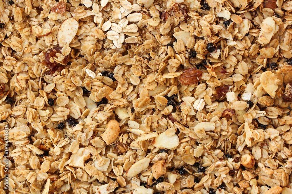 Также обращайте внимание на калорийность, указанную на упаковке: часто бывает, что цифра стоит на порцию 30/50 грамм. А съедается, как правило, две или три таких порции.