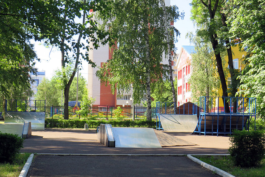 Уютные зеленые аллеи, интересные тематические площадки, веселые аттракционы - все это делает парк имени Пушкина в Саранске излюбленным местом отдыха.-13