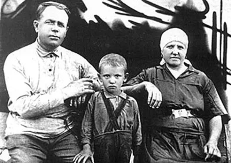 Горбачёв с дедом Пантелеем Ефимовичем Гопкало и бабушкой Василисой Лукьяновной Гопкало 