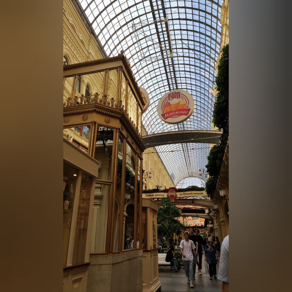     Первым делом надо насладиться фундаментальностью мавзолея, шпилями Кремля и ценами в ГУМе. Фото: КАКАСЬЕВА Александра