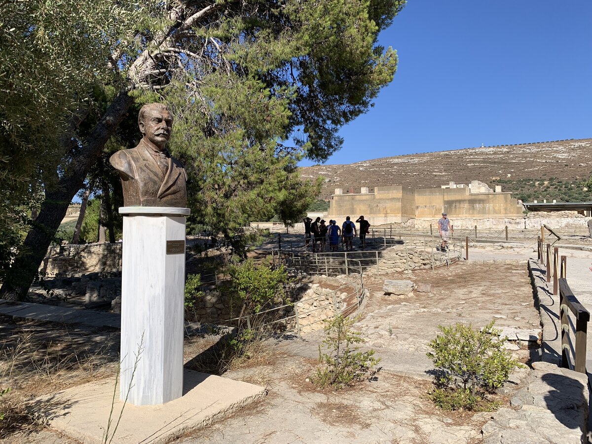 Памятник при входе в музей - Артуру Эвансу первооткрывателю Кноссого дворца