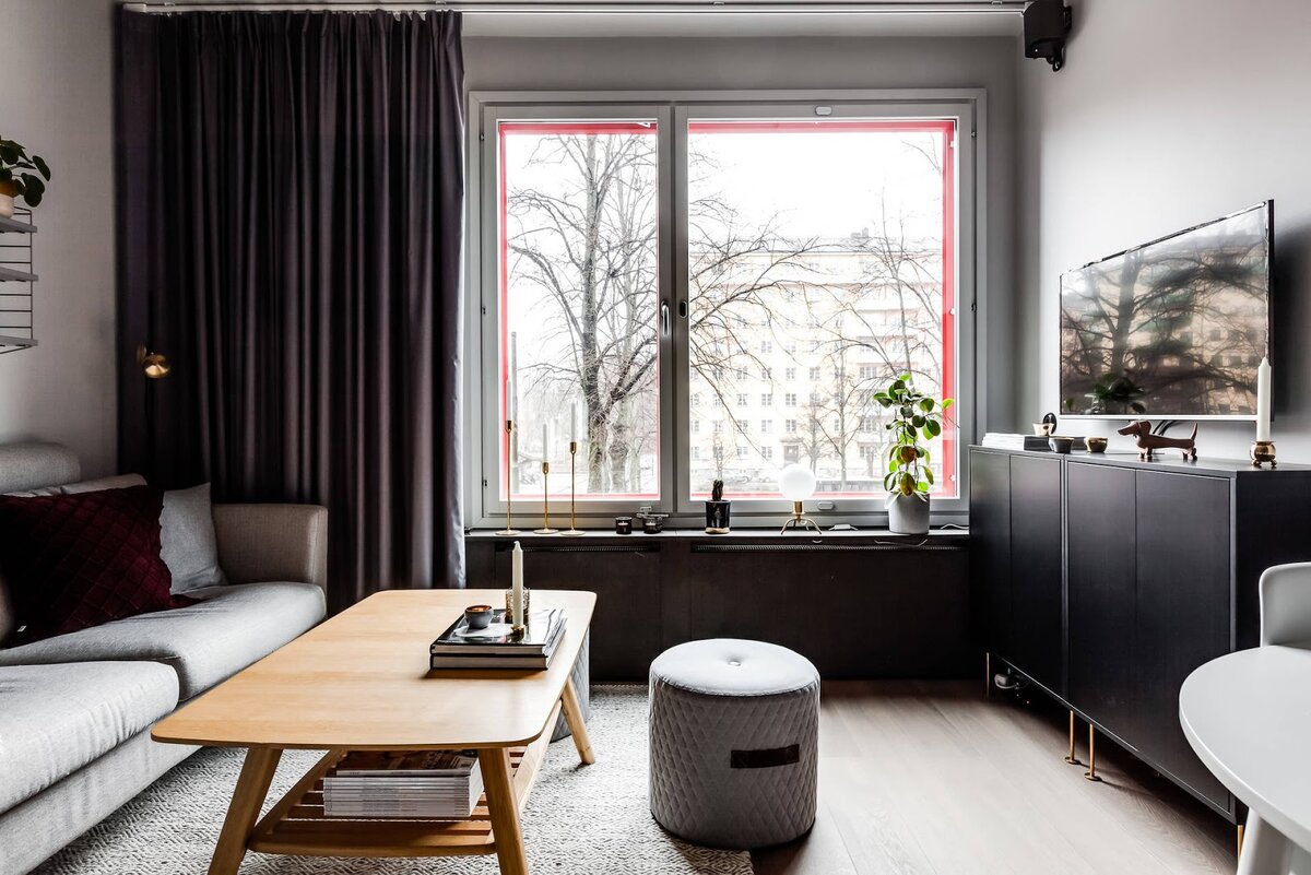 Нейтральные цвета и практичная планировка. Монохромная студия с кухней в коридоре