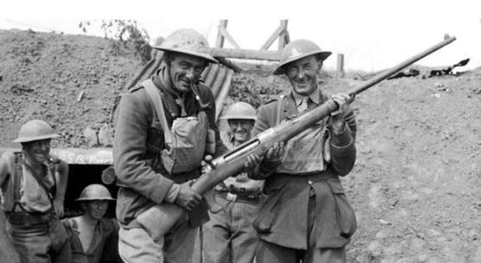 Трофейный T-Gewehr M1918 в руках британских солдат