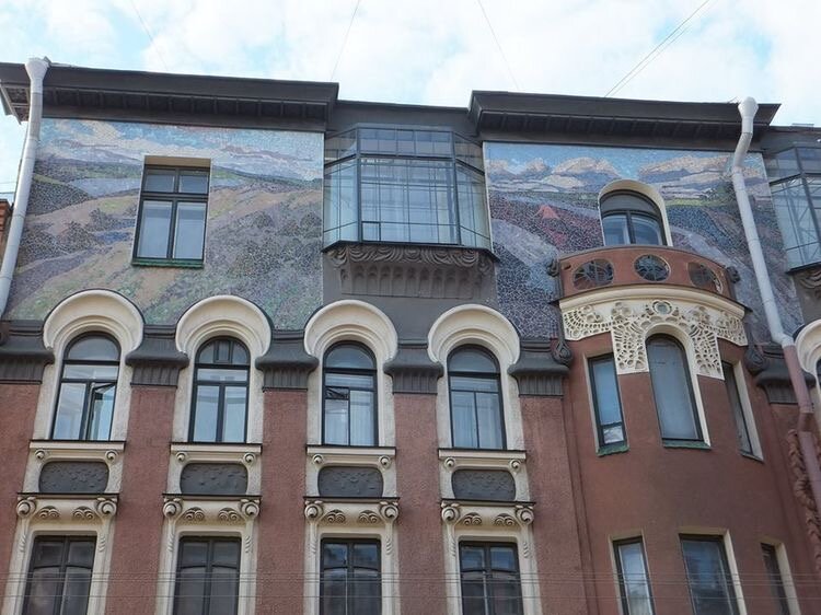 Мозаика выполнена в мастерских братьев Фроловых. 