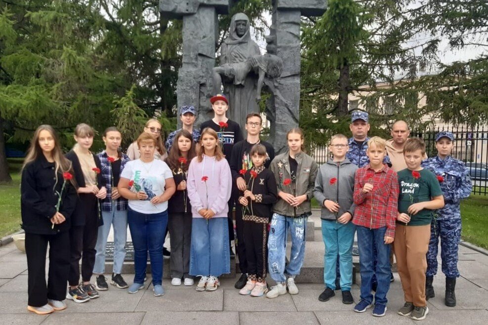 Памятник беслану в санкт петербурге. Мемориал детям Беслана в Москве. Памятник жертвам Беслана в Санкт-Петербурге. Памятник детям Беслана. Детям Беслана СПБ.