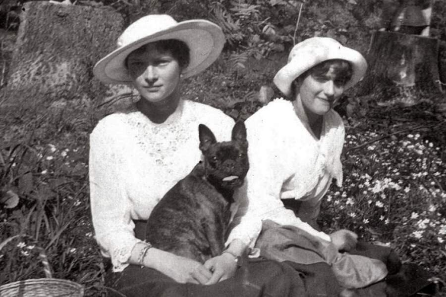 Татьяна и Анастасия Романовы с бульдогом Ортино, 1917