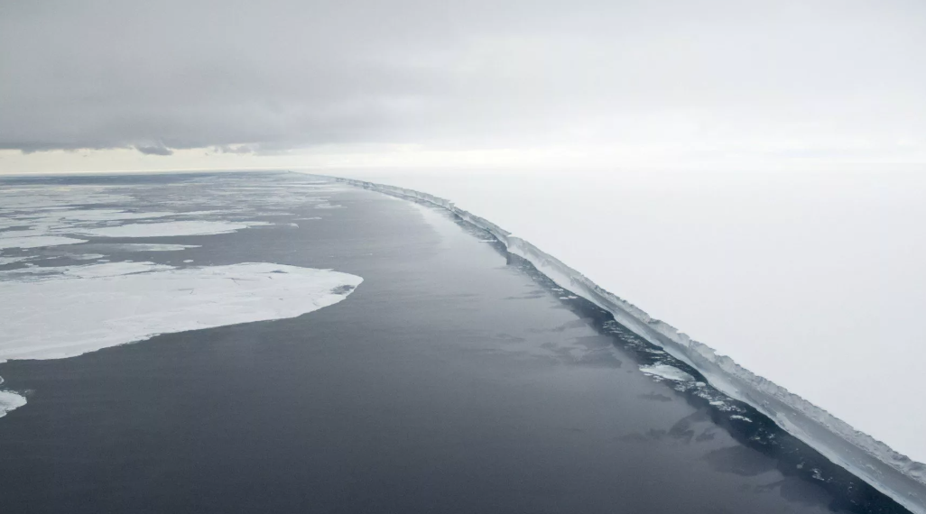 Свободный ото льда участок антарктиды. Ледяная стена Антарктиды купол плоской земли. Ледяная стена Антарктиды. Стена в Антарктиде. Льды Антарктиды.