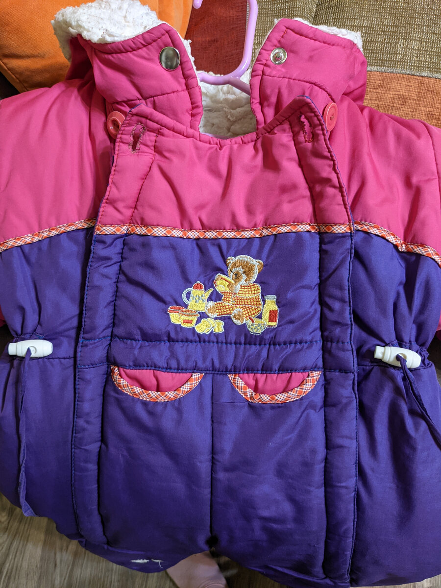 Кнопка на горле застёгивается, но планка посередине короткая. Что мешало её до уровня горла сделать, как в нашем сером комбинезоне?