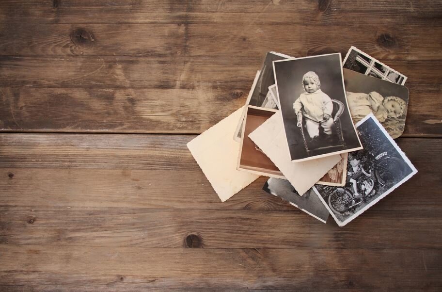 Источник фото: https://www.shutterstock.com/image-photo/old-vintage-monochrome-photographs-pictures-taken-1714912069