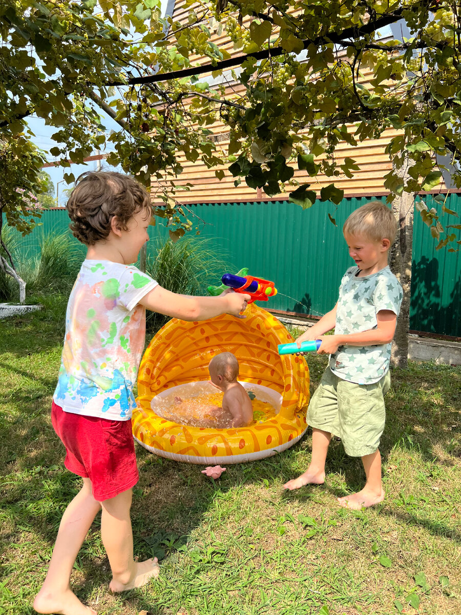 Примерно так мальчишки выглядели всю жаркую часть дня