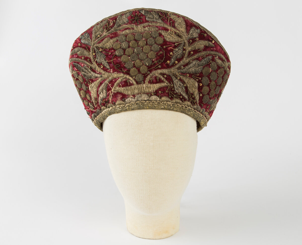 Образ виноградной лозы и грозди является одним из распространенных видов растительного орнамента в культуре русского народа. Это может показаться неожиданным, так как возделывание этого растения было известно лишь на наиболее южных территориях расселения русских. Обычно изображение винограда типично для декоративного убранства русских храмов. Резные листья и грозди украшают фасады церквей, иконостасы и киоты, заполняют плоскости стен или обрамляют медальоны с ликами святых. Этот узор присутствует также в декоре церковной утвари, прежде всего потира – сосуда для причастия, а также покровцов, знамен, священнических одеяний и других предметов.