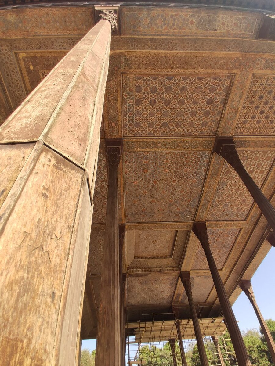 Колонны из дерева, которым больше трехста лет