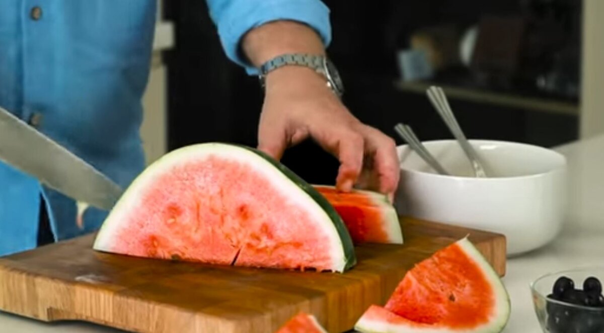 Семечки в арбузе — не проблема. Скриншот из ютуб-канала