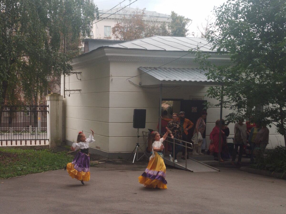 Летним, августовским вечером, в воскресенье,  небольшой "пятачок" на входе в Центральный парк Тулы, со стороны улицы Первомайской, превращается в настоящую, танцевальную площадку.-11