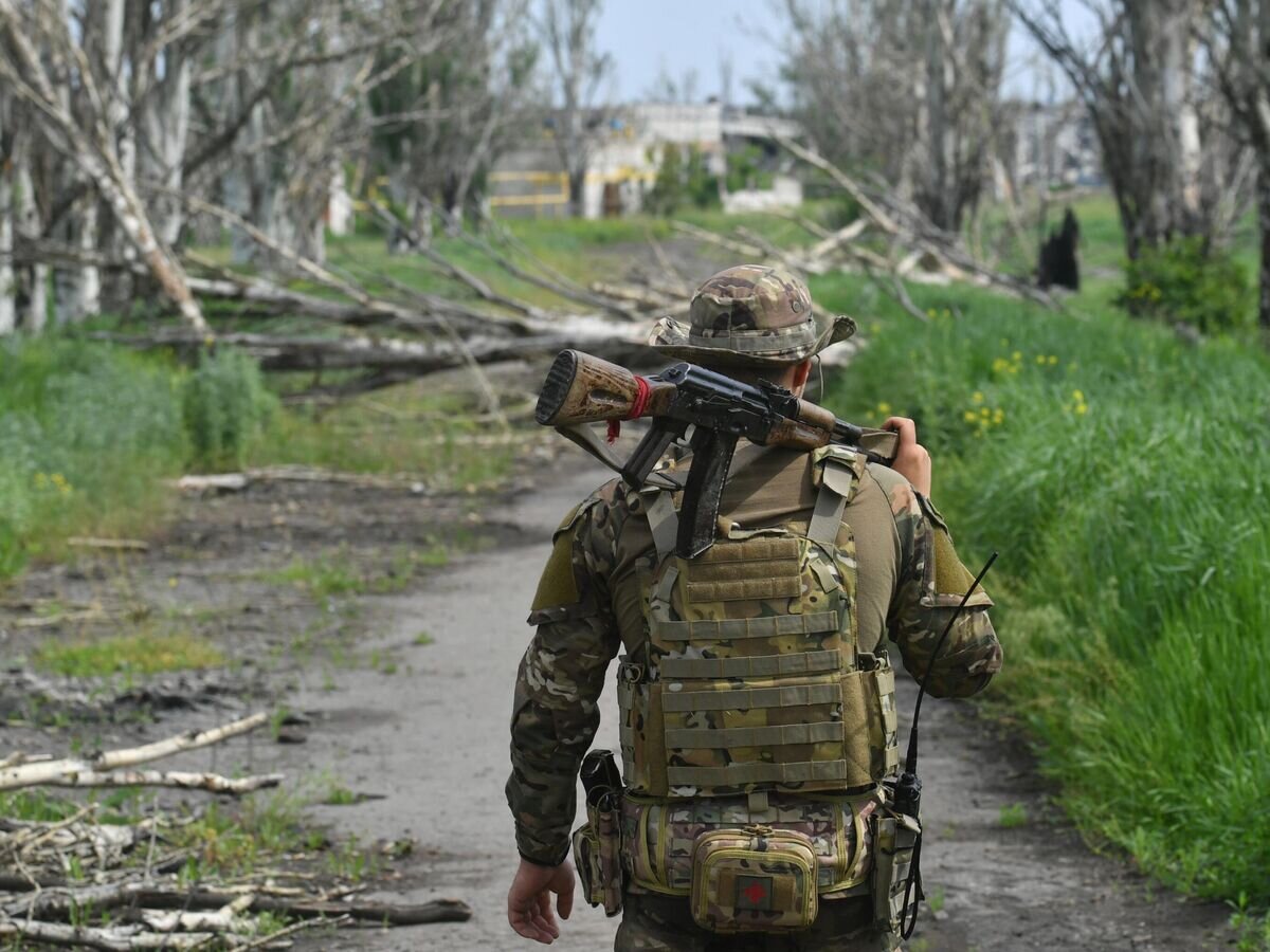    Российский военнослужащий в селе у линии соприкосновения на Артемовском направлении© РИА Новости