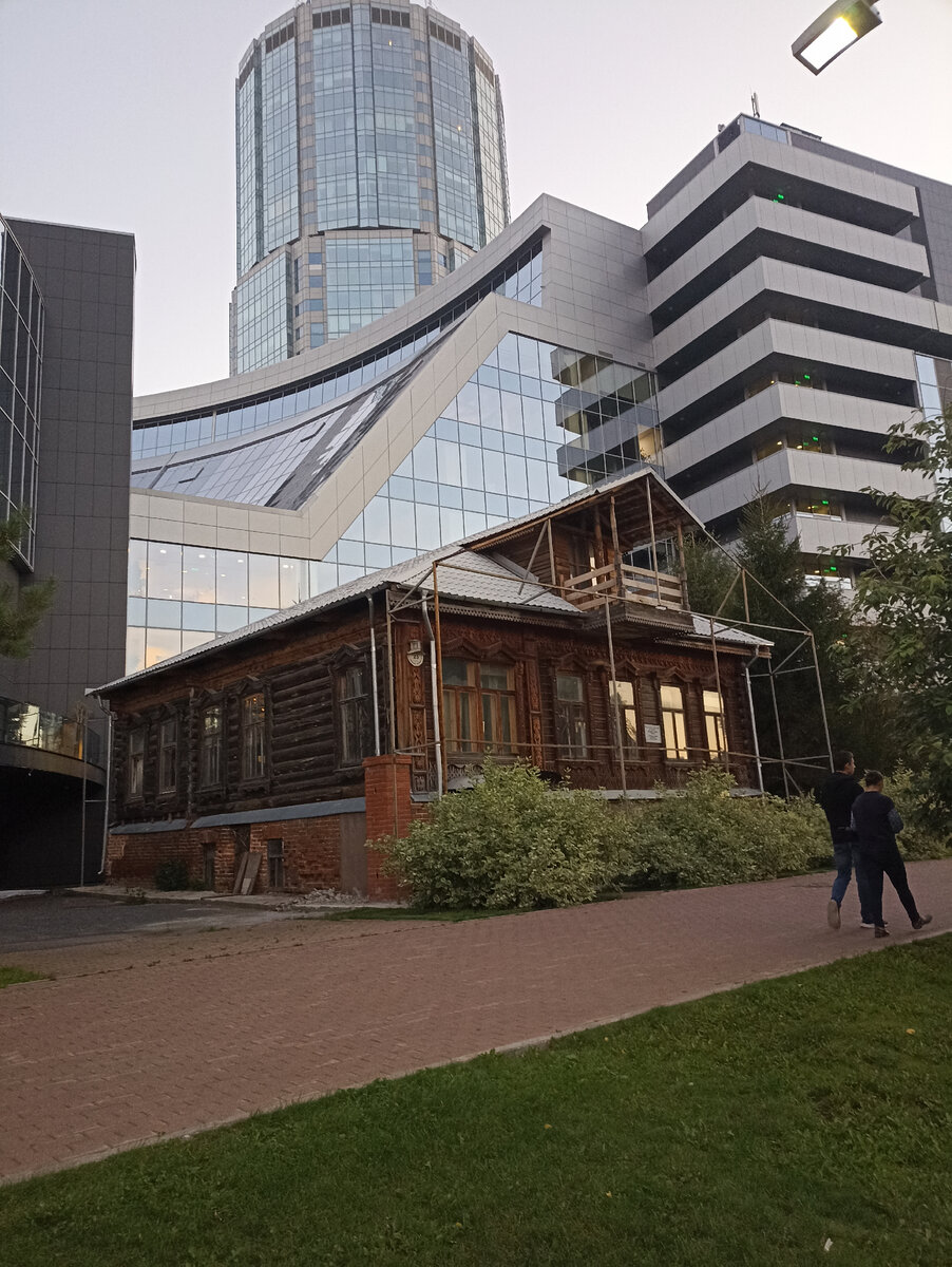 Дом на Набережной Рабочей Молодежи, где жил А. Гайдар.