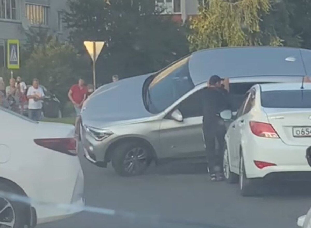    Куряне поставили на 4 колеса машину, заваленную на бок в результате ДТП на проспекте Хрущёва