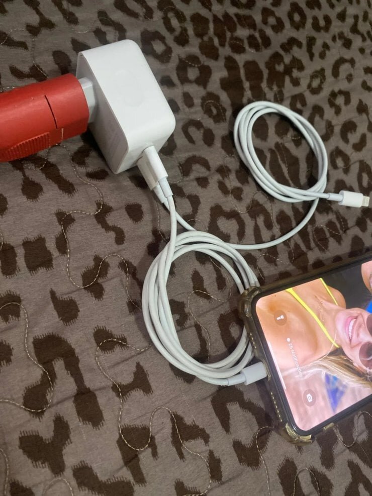    Таким блоком питания можно сразу заряжать два устройства