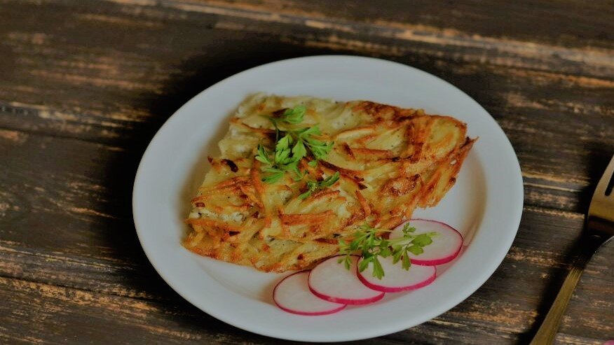 Хрустящий картофельный омлет - рецепт простого и вкусного блюда, всего 15 минут времени и вуаля