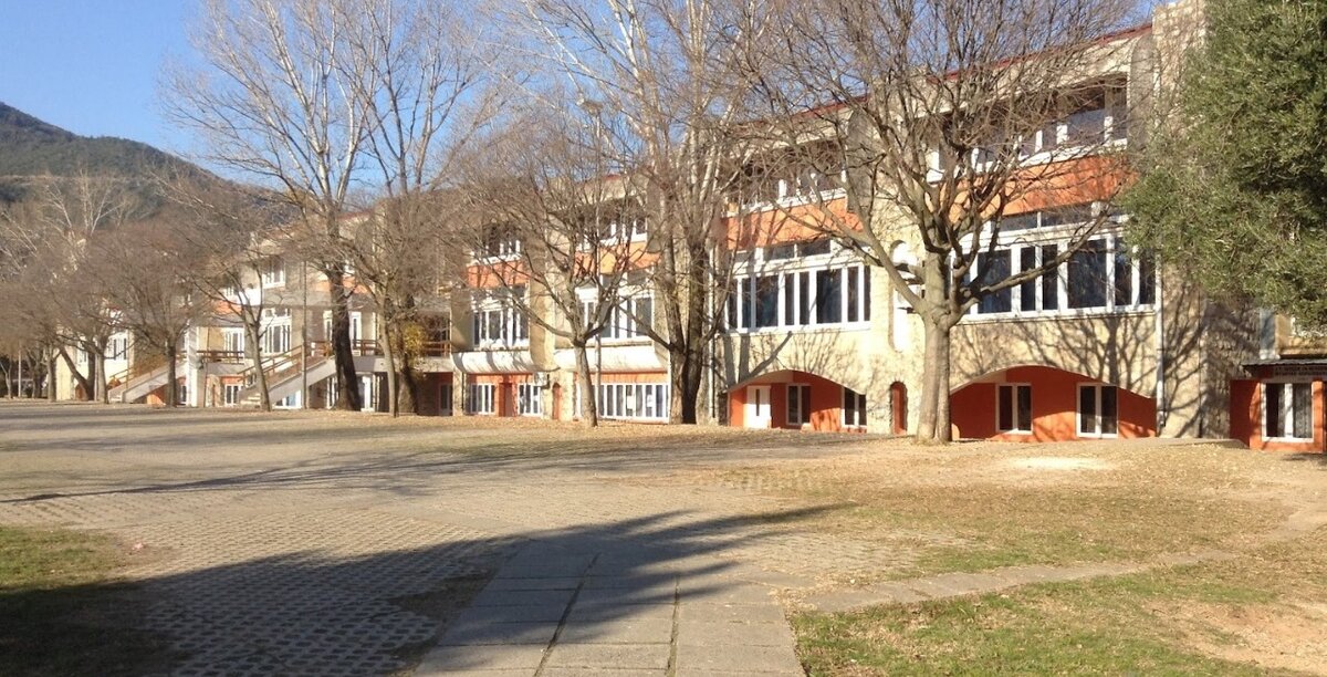 Будва школы. Школы в черногории. Дюклей школа черногория. Школа компас черногория. Школа в баре черногория.