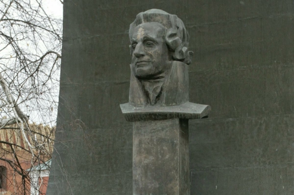     Памятник адмиралу флота Федору Ушакову в Рождество–Богородичном Санаксарском мужском монастыре в Мордовии.